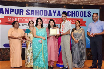 Akarshan Mishra of Grade XI received the trophy and certificate from Ms Shvetta Arora, CBSE Regional Officer (Prayagraj) for his smashing success in the AISSE 2021-2022.
